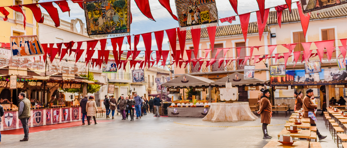 Sagra o festa medievale con decorazioni in stoffa rossa in poliestere